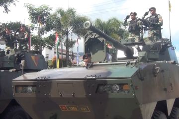 Defile pasukan dan alutsista meriahkan HUT ke-78 TNI di Ambon