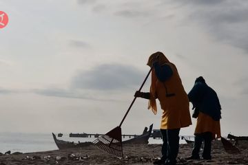 Isi akhir pekan, emak-emak Pokdarling bersih-bersih pantai