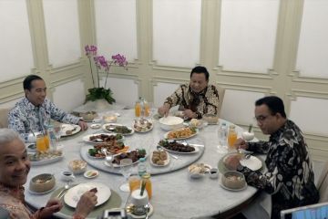 Jokowi ajak tiga bacapres makan di Istana, kompak kenakan batik parang