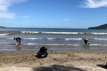 Kesadaran komunitas bersih-bersih sampah di Pantai Passo