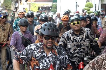 Komunitas sepeda di Bogor gowes sambil kenakan batik