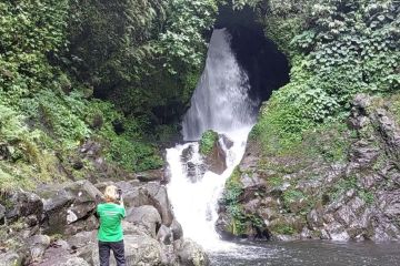 Mengunjungi ekowisata Air Terjun Batu Cincin Suku Rejang di Bengkulu