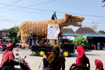 Replika hewan raksasa ramaikan Festival Jerami di Sangiran