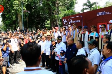 Konvoi pembalap MotoGP disambut meriah warga Kota Mataram
