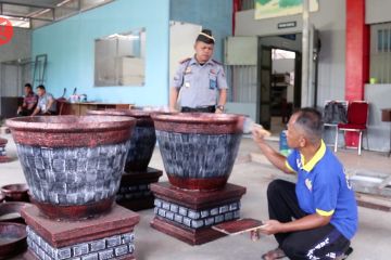 Melihat usaha napi membuat pot bunga dari balik lapas di Banda Aceh