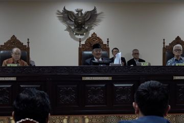 Sidang etik perdana,  Majelis Kehormatan MK tangguhkan tiga laporan