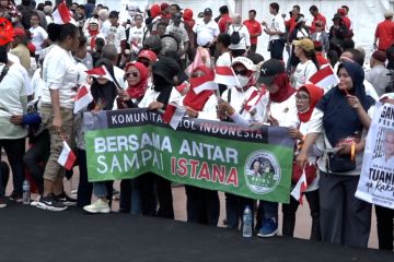 Suasana pendukung pasangan Ganjar-Mahfud yang padati Tugu Proklamasi