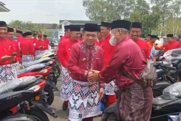 Serahkan motor dinas baru, Gubernur Jambi minta kades layani warga