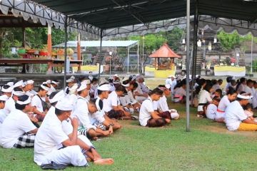 Umat Hindu Kota Mataram gelar ritual panggil hujan dari Gunung Rinjani
