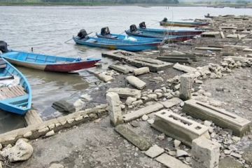 Ratusan makam muncul saat air surut di area Waduk Gajah Mungkur