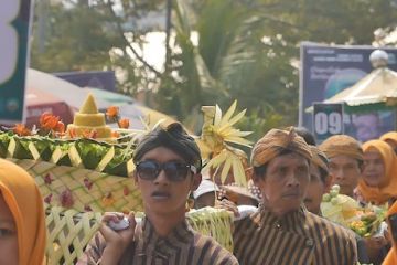 Warga Desa Kaloran rajut keberagaman lewat kirab seribu tumpeng