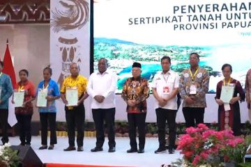 Beri kepastian hukum, Wapres serahkan 102 sertifikat tanah di Papua