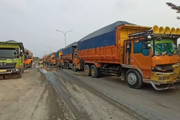 Dishub Kota Cilegon tahan puluhan truk pasir langgar jam lintasi JLS