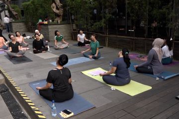 Turunkan stress usai bekerja dengan Sunset Flow Yoga di akhir pekan