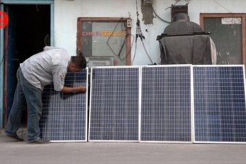 Ubah terik matahari jadi listrik, bengkel elektronik raih untung