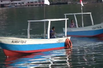 Tekan inflasi, Pemkot Jayapura salurkan 3 unit kapal penangkap ikan
