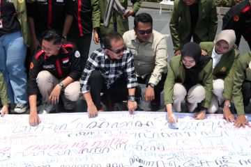 Pimpinan DPRD Surabaya ajak mahasiswa rawat Budaya Jawa  