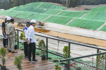 Presiden Joko Widodo tinjau proyek Tol IKN di Balikpapan