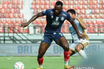 Arema kalahkan Dewa United 2-1