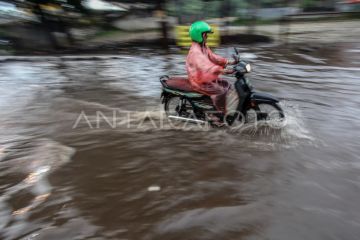 Banjir merendam jalan raya di Cibinong