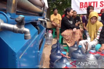 Polisi salurkan air bersih bagi warga Kampung Pemulung di Jaktim