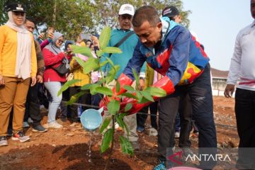Pemkot Jaktim tanam 200 pohon di lahan samping RPTRA Cipayung