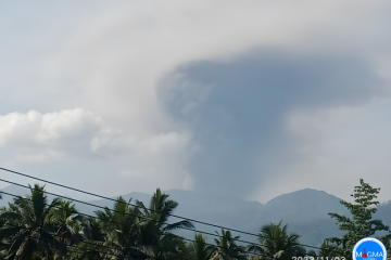 Gunung Dukono di Maluku Utara lontarkan abu vulkanik ke arah barat
