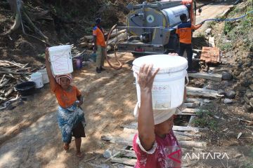 Distribusi air bersih di Situbondo