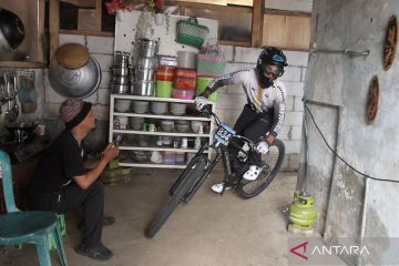 Balapan sepeda keluar masuk rumah warga saat Urban Downhill Java Series 2023