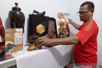 Mengolah limbah batok kelapa jadi benda seni bernilai tinggi