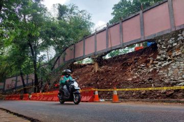 Turap pembatas Kebun Binatang Ragunan longsor akibat hujan deras