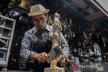 Berburu barang antik di jalan Surabaya
