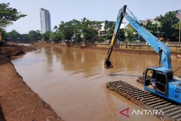 Jakbar keruk 17 saluran air untuk antisipasi banjir