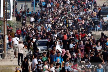 Warga Palestina mengungsi saat perang masih berkecamuk