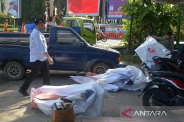 FOTO - Panwaslih tertibkan alat peraga kampanye