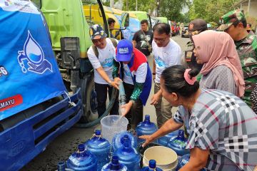 Kilang Pertamina Balongan bantu 25.000 liter air atasi dampak kemarau