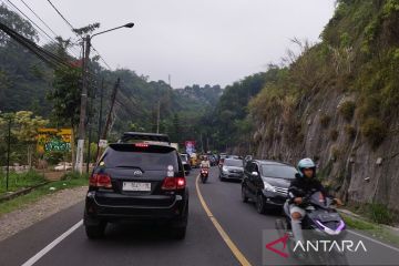 Polres Cianjur lakukan satu arah menuju Bogor dari Puncak Pass