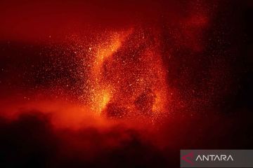 Gunung Etna di Italia melontarkan lava pijar