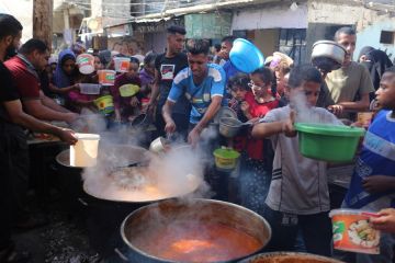 Warga Gaza siapkan makanan gratis untuk pengungsi di tengah krisis