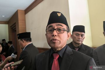 Petugas bongkar sampah di TPA Suwung-Denpasar hingga titik terbawah