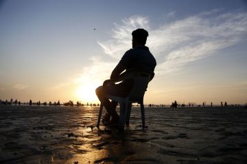 Menikmati momen terbenam matahari di Pantai Karachi, Pakistan