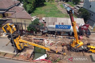 Crane roboh saat perbaikan jalan di Bogor