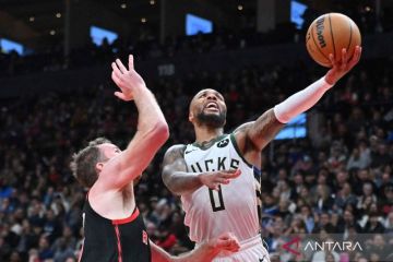 Tripoin "buzzer beater" Lillard bawa Bucks menang atas Kings