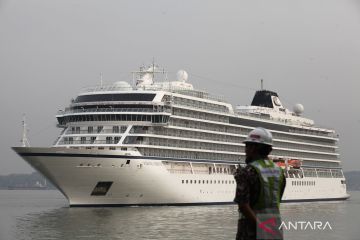 Kapal pesiar Viking Orion bersandar di Pelabuhan Tanjung Perak 