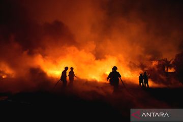 Kebakaran dahysat melanda gudang ban di Medan