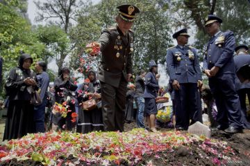 Prosesi pemakaman korban kecelakaan pesawat Super Tucano