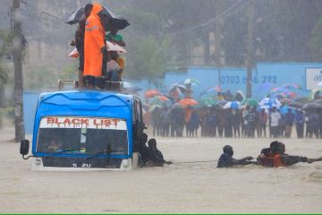 Banjir terjang Kenya, penumpang bus selamatkan diri dengan tambang