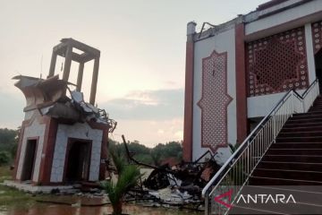Menara masjid setinggi 20 meter di Bogor ambruk akibat hujan lebat