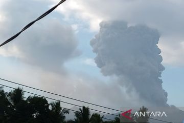 Gunung Dukono meletus Minggu pagi, semburkan abu setinggi 2.600 meter