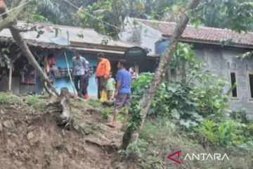 BPBD Cianjur Jawa Barat relokasi delapan rumah di jalur longsor